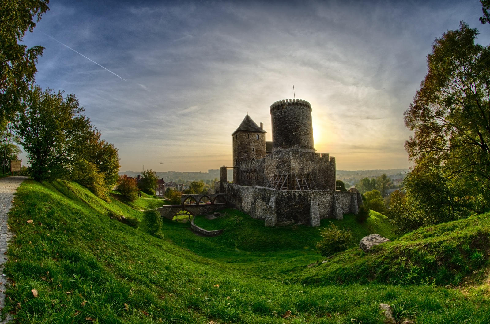 bedzin-castle-by-frytkasis-on-deviantart