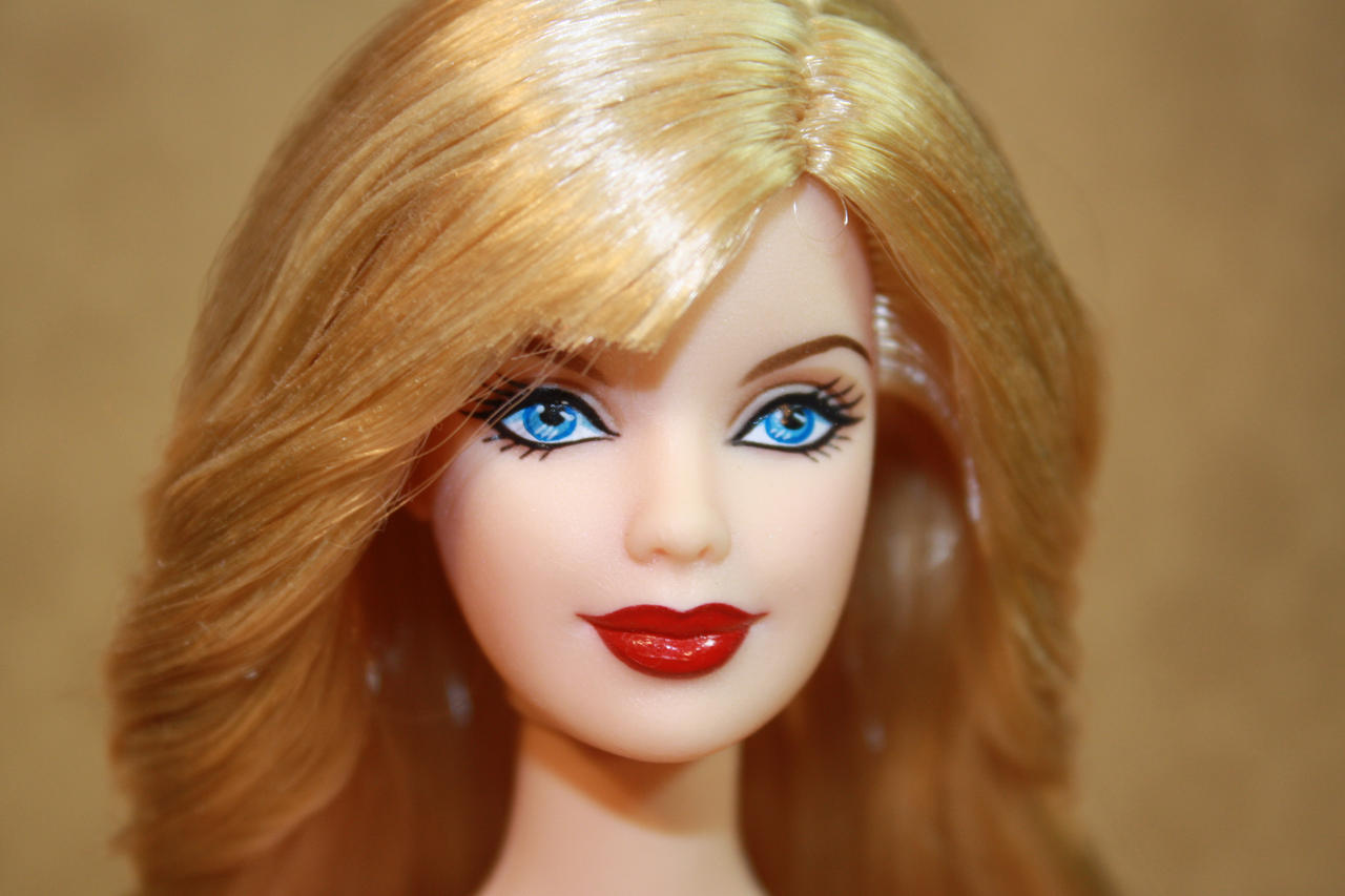 barbie_the_blonde_beauty_by_faeries_and_phantoms-d4ha6nn.jpg
